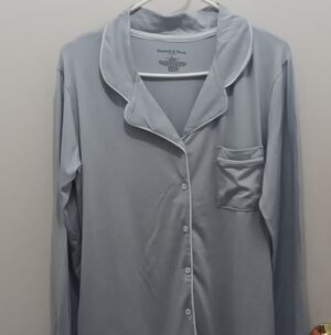 Elizabeth & Nicole Women's Gray Pajama Top